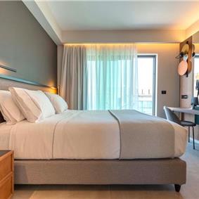 3 bedroom penthouse apartment with pool in Chania town, sleeps 6